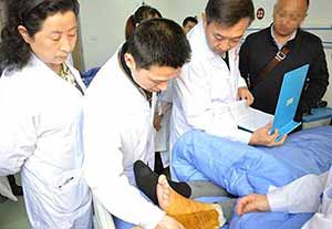 北京医生王振刚医生与我院医生开展临床会诊.jpg