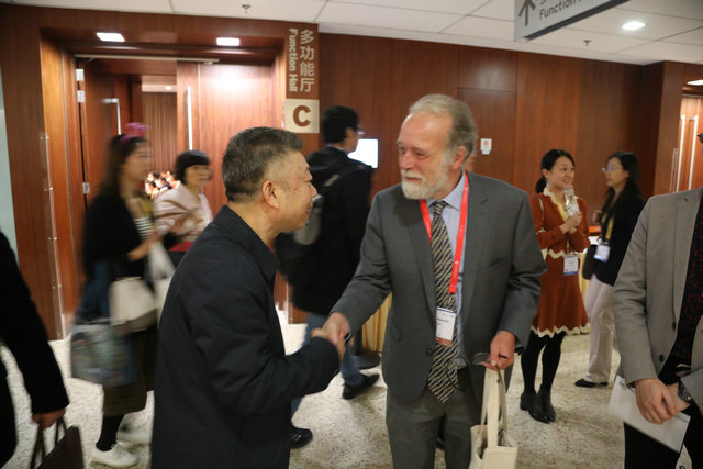 (图:蒙兴文主任与国际免疫学医生Michael Ratcliffe先生就与免疫学相关问题进行交流、交换意见).jpg